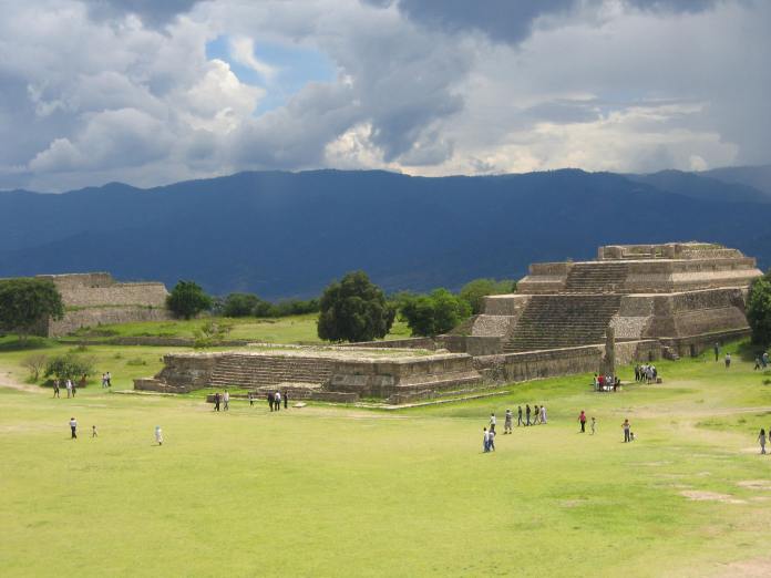 Monte_Alban_temple_2006_08